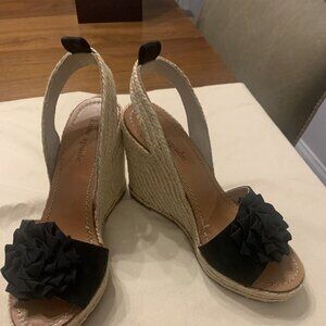 Kate Spade “Vero Cuoio” Sz 7 Black Strap Flower Rope-Wedge